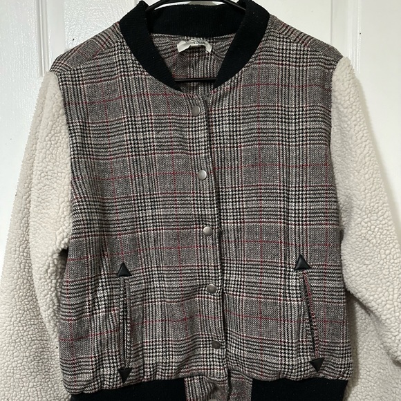 This is a very fashionable jacket with fluffy sleeves, plaid design! - Picture 3 of 4